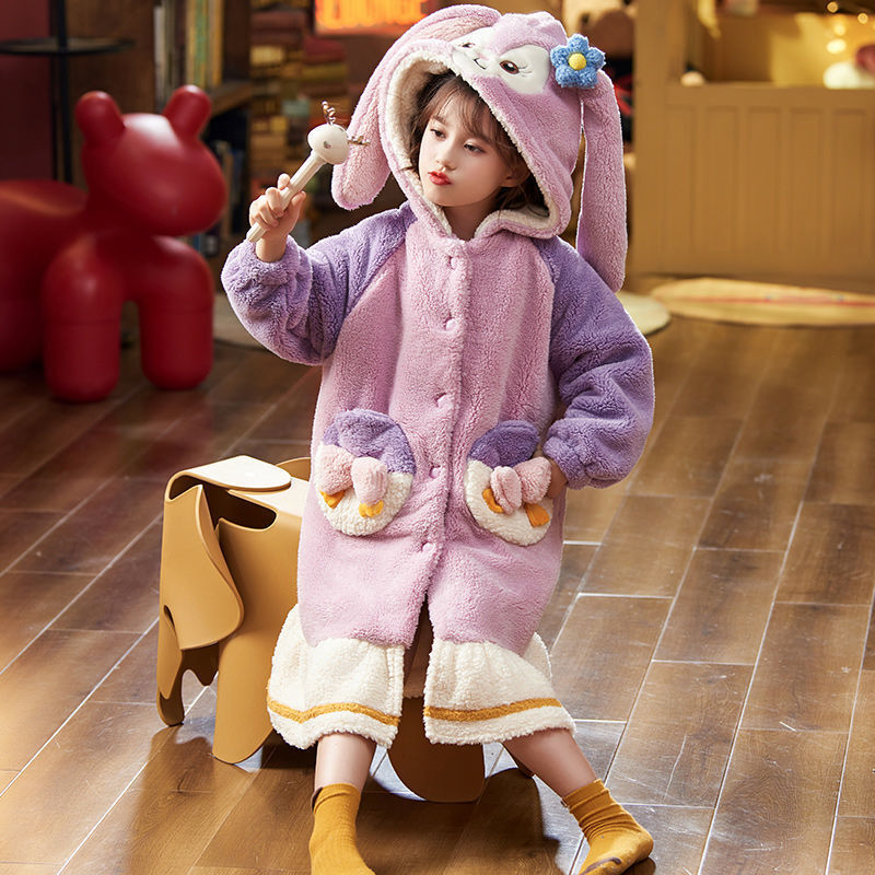 Đồ mặc ngủ cho con gái mùa đông của những chiếc áo choàng tắm san hô.