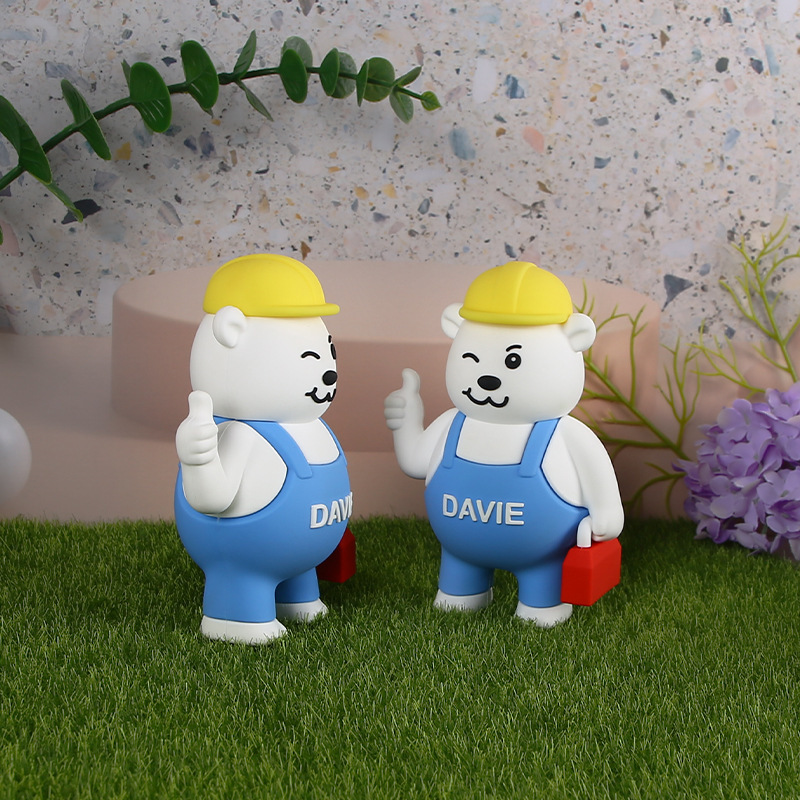 Con búp bê với một con búp bê hoạt hình, cái bàn búp bê, cái hộp mù, cái hộp làm bằng tay.