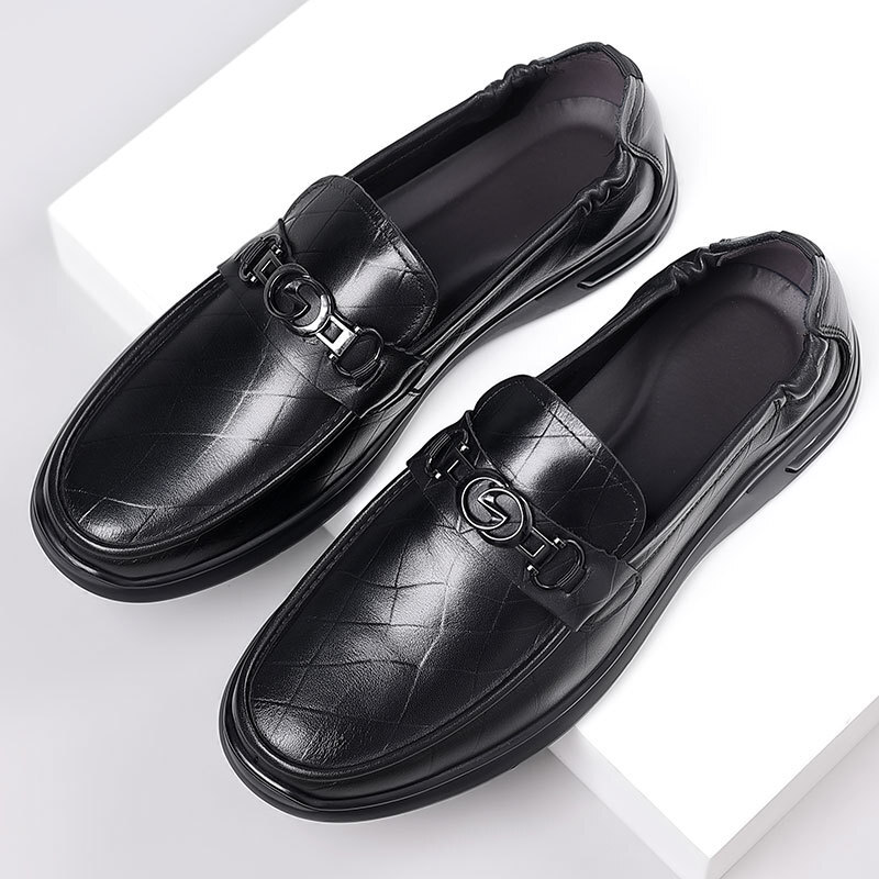 New Autumn Leaf Shoes Pressed on Peaches Shoes, a man who drove a man's shoe with his bare sole.