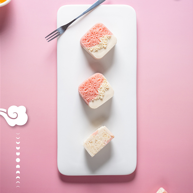 Trung Mỹ Bánh kếp mua một bó đào.