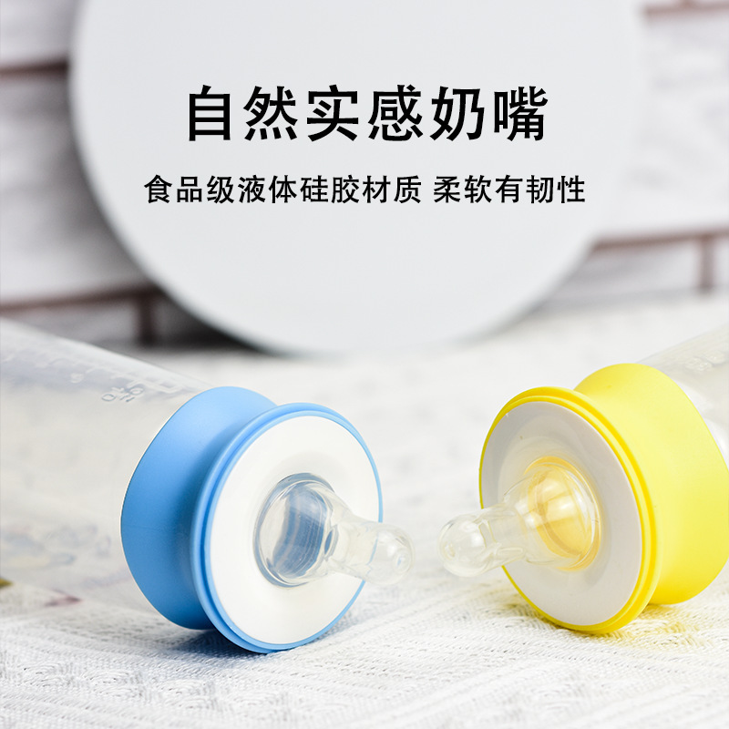 Trẻ sơ sinh mới sinh với một ống hút silicone rộng sử dụng nước uống chống lại một chai p.P.