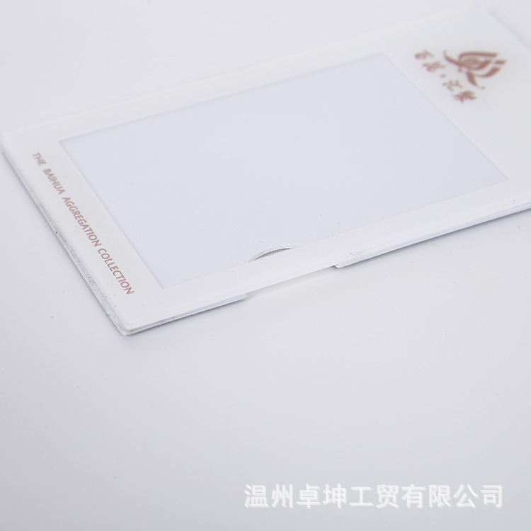 Thẻ giá, Akri chống lại nhãn hiệu tường, sàn bằng gỗ có nhãn phân giải.