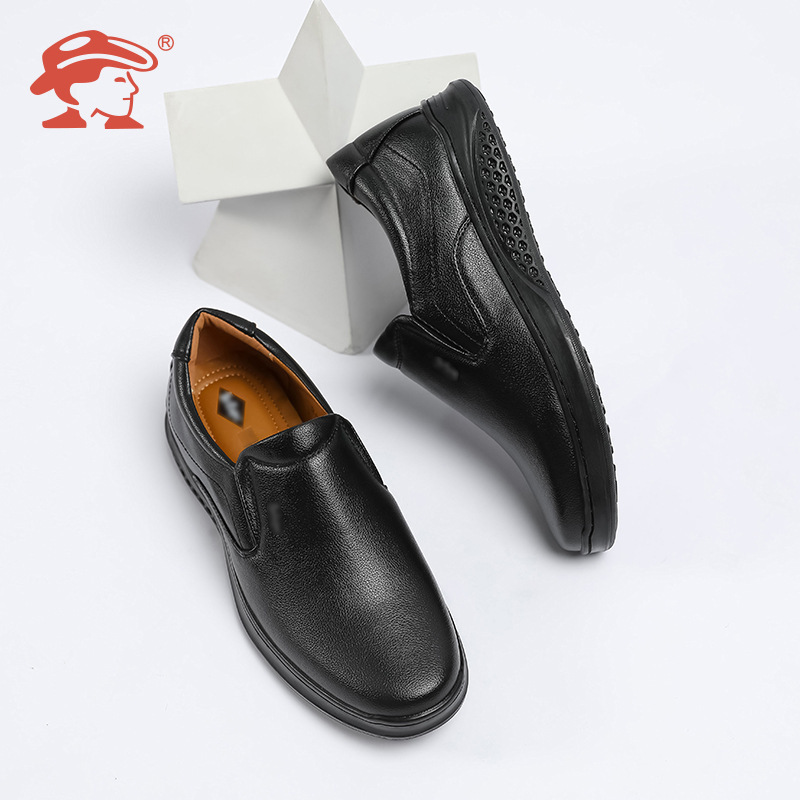 Shrimp skins are dressed in business shoes in the pure colour of old men's leisure shoes.