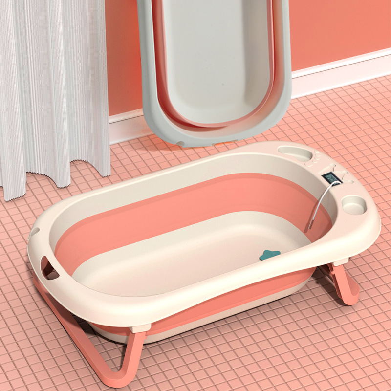 A hot baby folds a bath tub with a baby baby tub with a big tub.