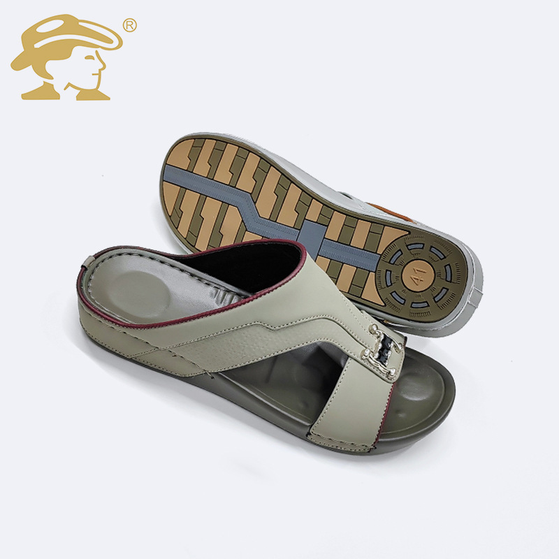 Foreign trade in Middle Eastern male slippers across the border with Vietnamese slippers.