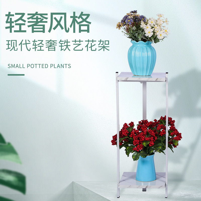 Một cái giá treo hoa bằng sắt, một kệ cây ở phía bắc, một phòng khách trang trí với một khung chậu hoa.