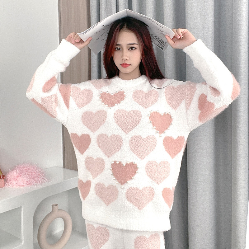 Một món pyjama nửa mùa mới với kim đan len.