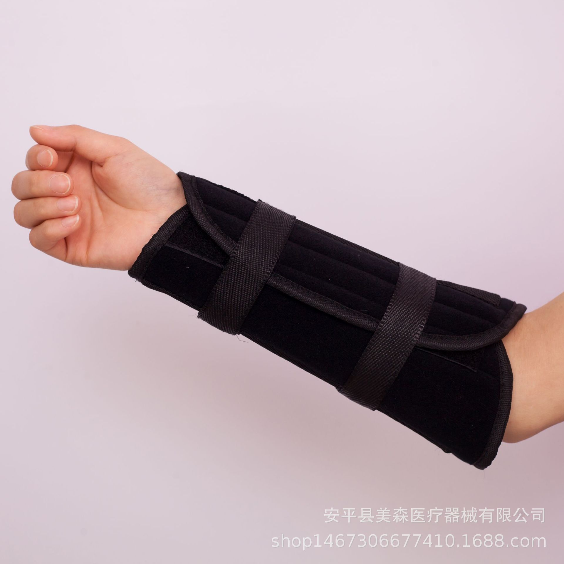 Dây buộc tay, bảng số bị gãy, các chi trên, và khuỷu tay.