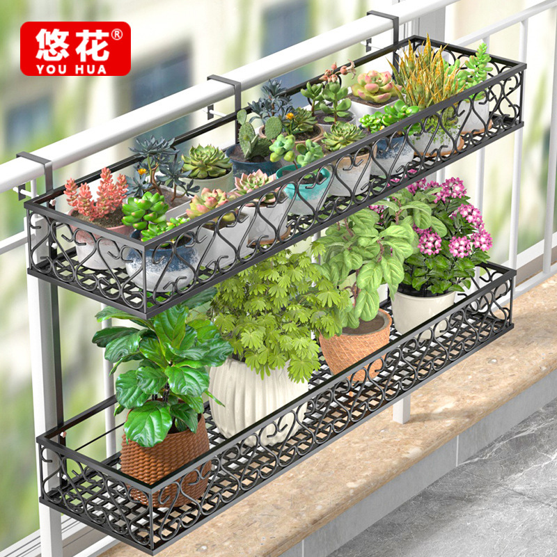Toàn bộ các cửa sổ được trang trí bằng sắt dọc theo hàng rào của cây baket bên ngoài khung hình.