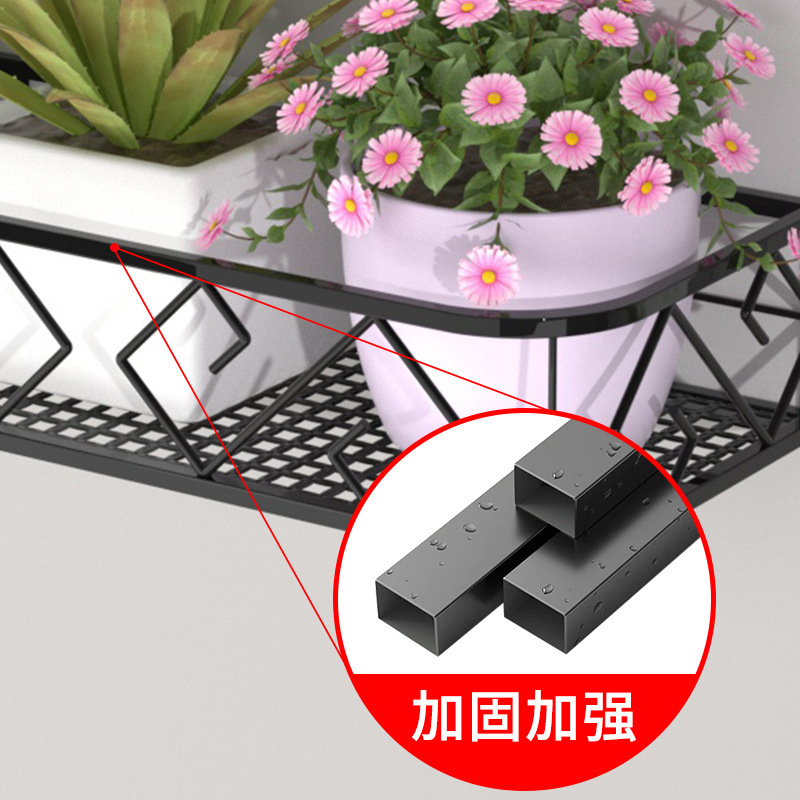 Một bó hoa được đặt trên ban công với cửa sổ treo ra ngoài cửa sổ có khung sắt hình đĩa