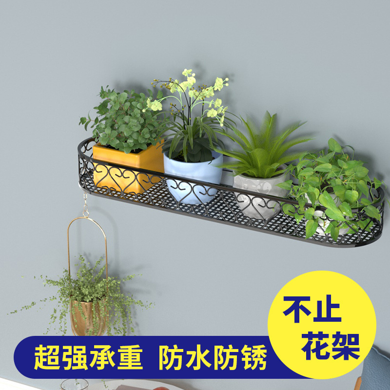 Một chiếc 2024 mới trên tường với một bó hoa trên tường.