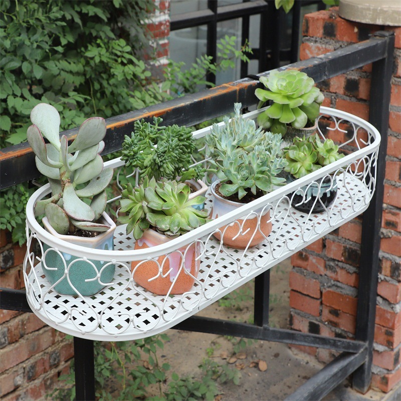 Một ô cửa sổ gắn tường với hàng rào thực vật