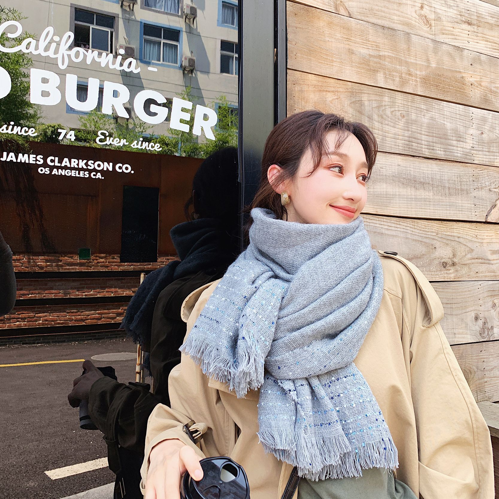 The factory's new velvet scarf pops a single-coloured shawl for Korean students to keep their autumn and winter shawls warm.