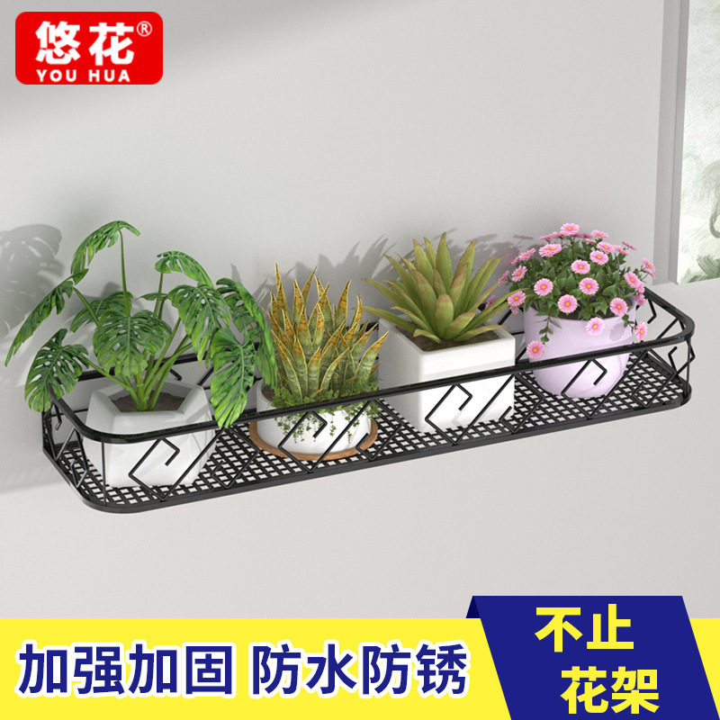 Một bó hoa được đặt trên ban công với cửa sổ treo ra ngoài cửa sổ có khung sắt hình đĩa