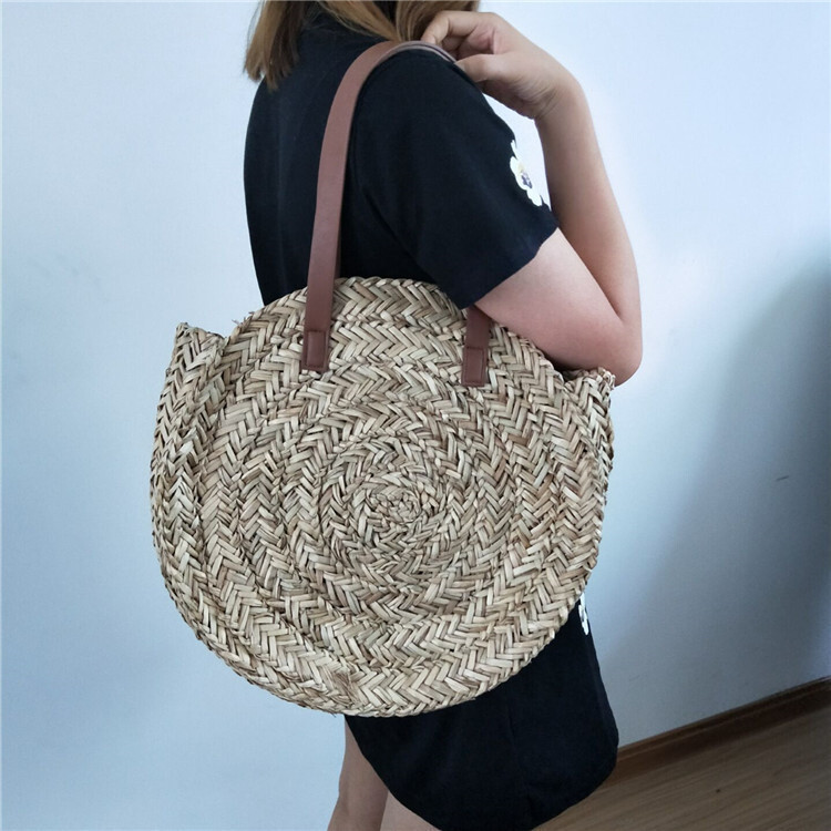 A new hand-made weed-making crochet bag with a single shoulder bag of bamboo.