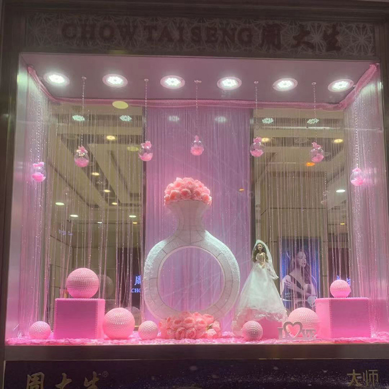 The National Day Jewellery's Window Decoration and the Red Romantic scenery is a very creative display.