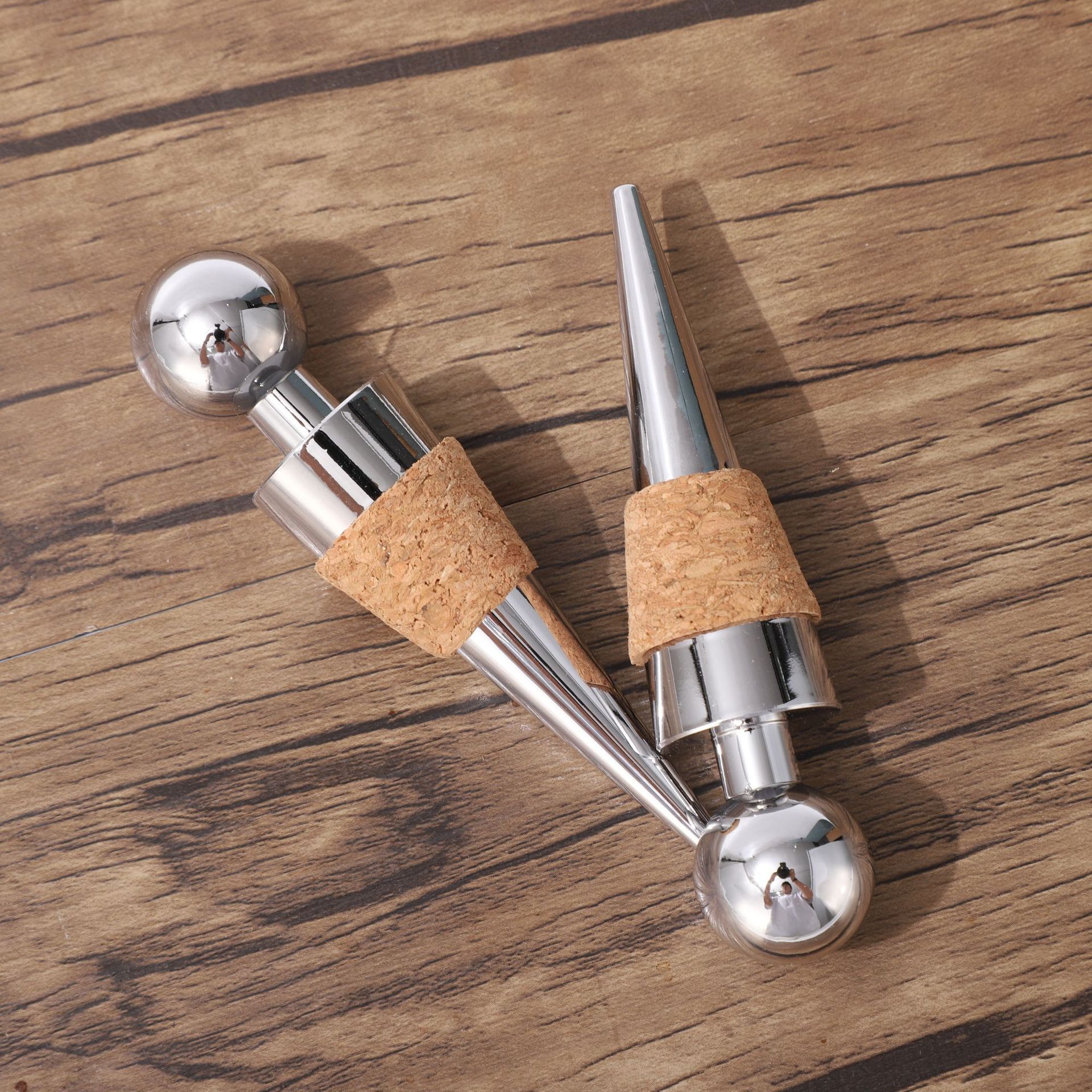 It's a simple, sealed wine bottle, wine wine and wine piston.
