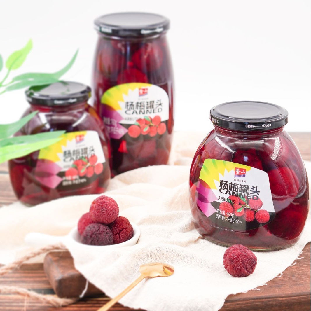 Cả bình còn tươi và đầy những hạt nho đỏ thương mại.