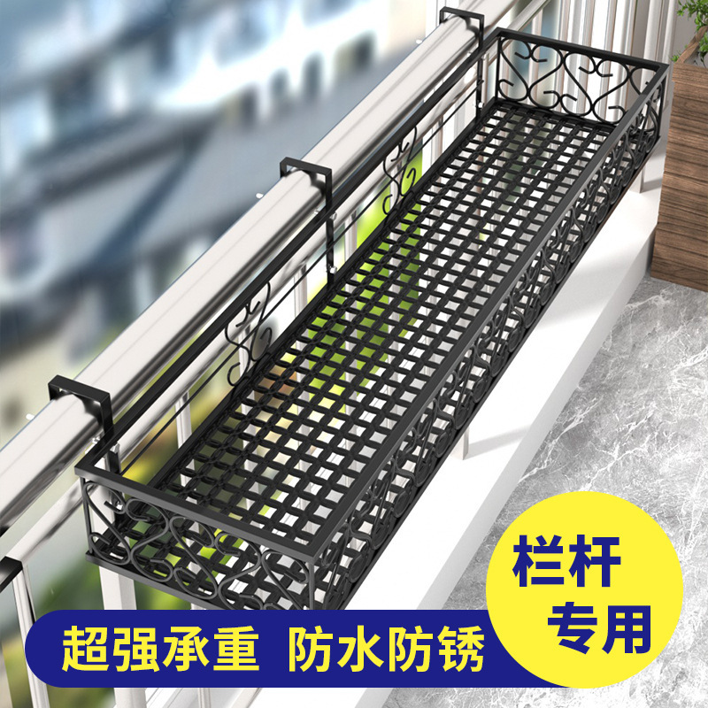 Một thanh cửa sổ được gắn bó bó với hoa sắt với một miếng thịt và một kệ hoa trong nhà.