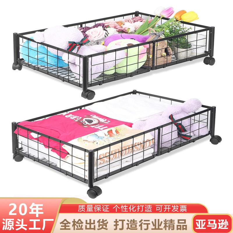 Dưới gầm giường ngăn nắp, phòng ngủ có thể được di chuyển bằng một cái móc bánh xe gồm quần áo và giày.