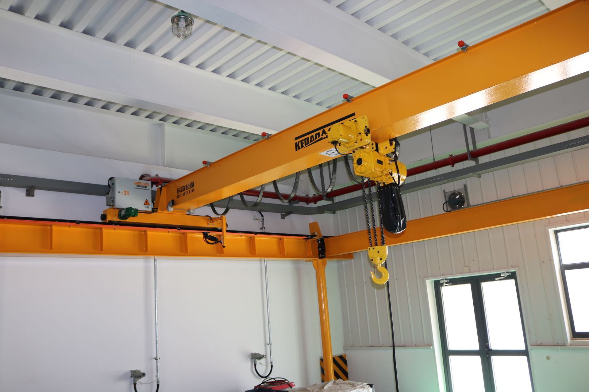 A 2T crane with a single beam, heavy load, structural form.