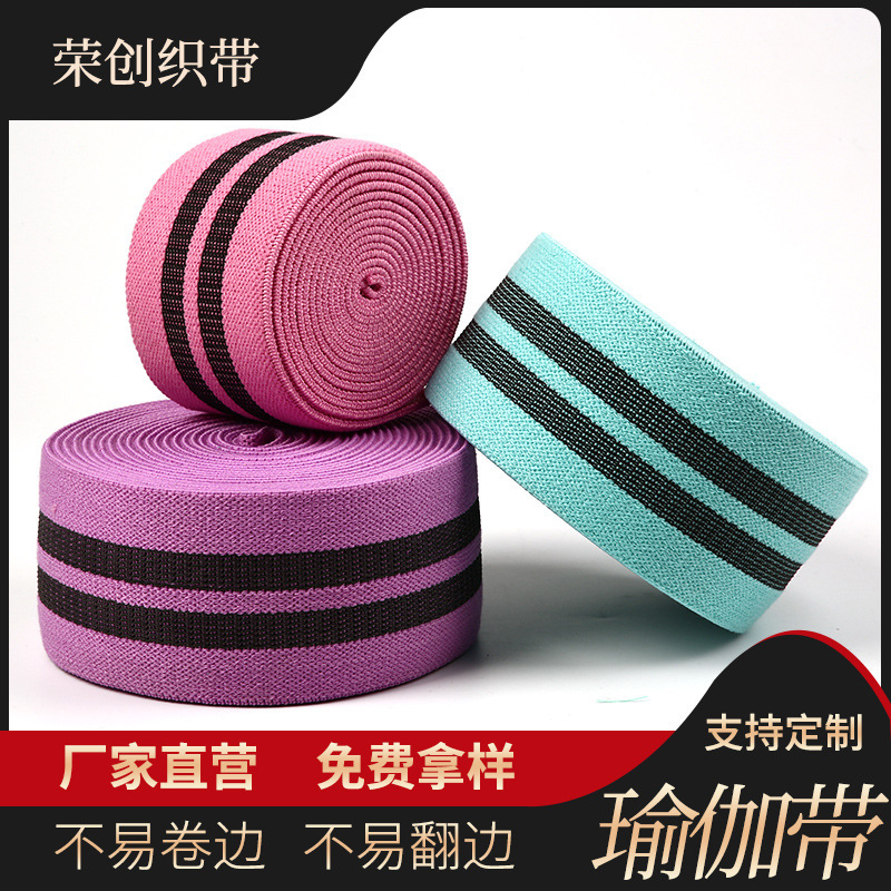 제조자의 똑바른에 knit 자수 밴드, 그리고 그들은 그들의 엉덩이에 훔치는.