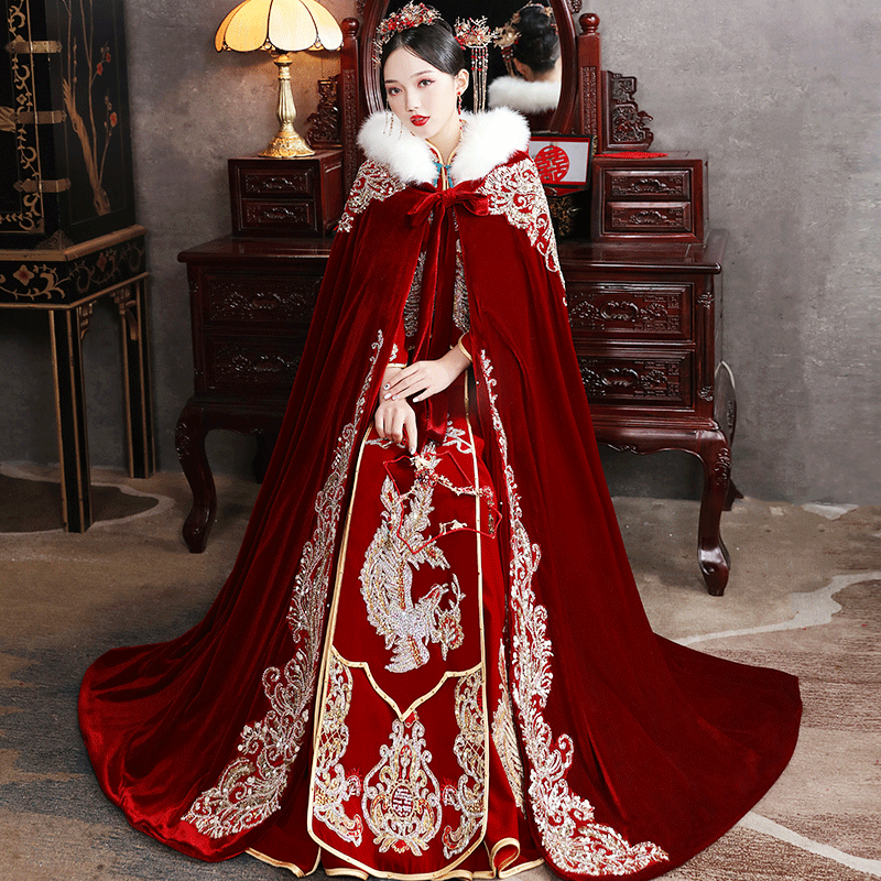 The bride is married to a Chinese winter velvet red and thick warmer and a Chinese cape.