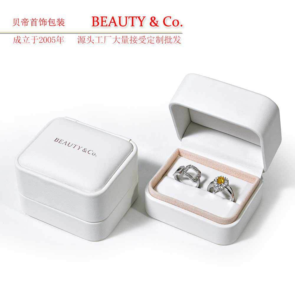 The factory has a small spot sale custom-made black and white-coloured 7-colour PU-skin high-quality box jewellery package.