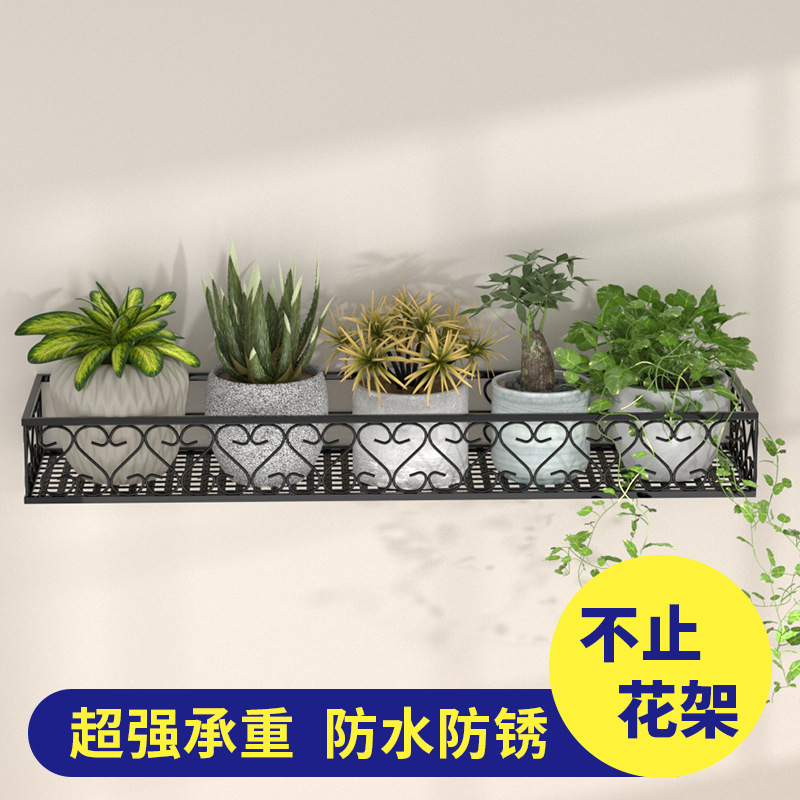 Giá đỡ cửa sổ bằng sắt với cửa sổ được cày và trồng cây xanh gắn vào kệ hoa