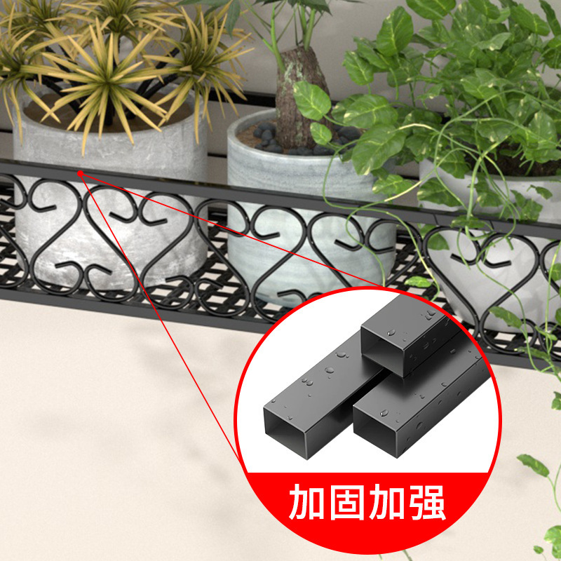 Bức tường xuyên qua một cái chậu hoa mới năm 2024.