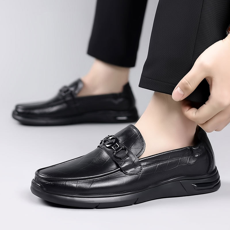 New Autumn Leaf Shoes Pressed on Peaches Shoes, a man who drove a man's shoe with his bare sole.