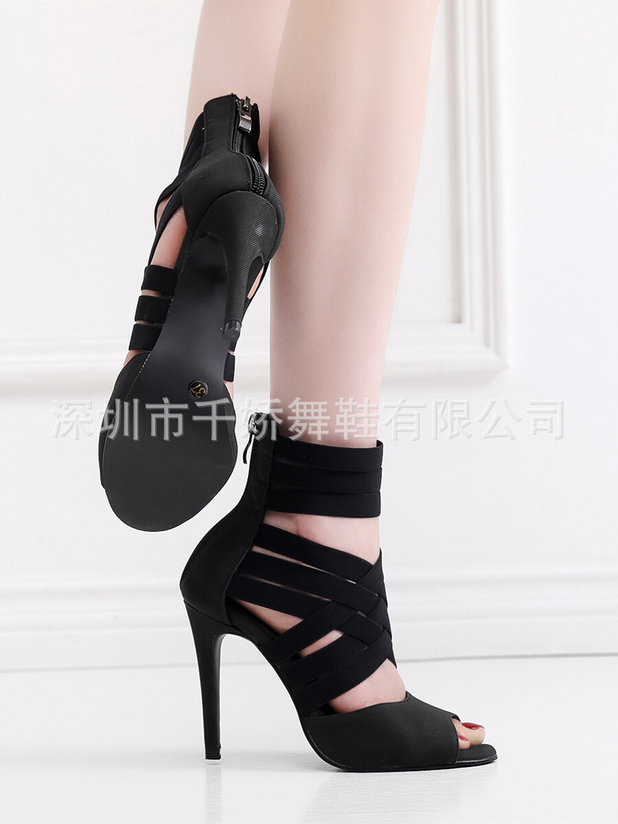 Đôi giày cao gót nóng xuyên miệng.