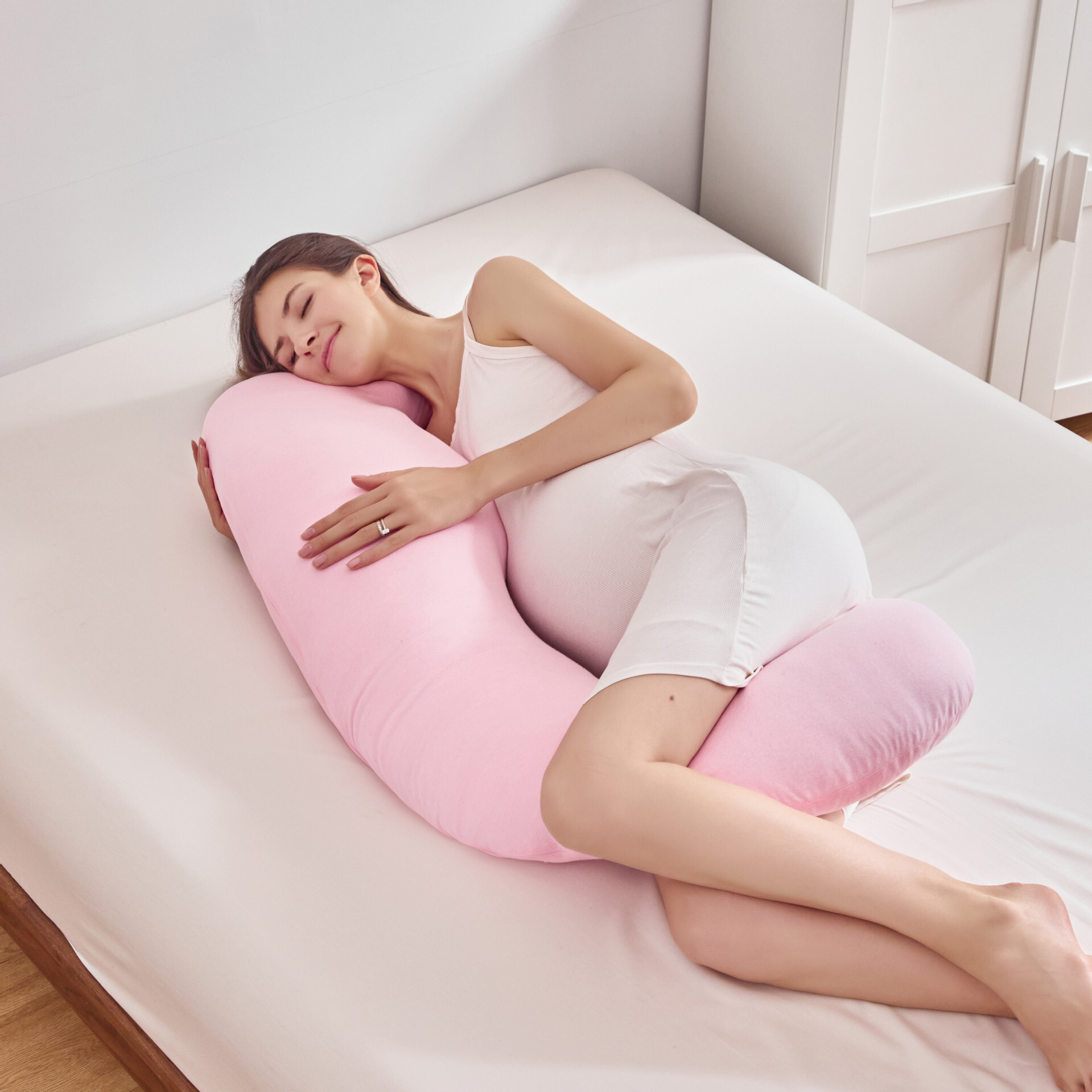 The Amazon pink J-type pregnant woman's pillow.