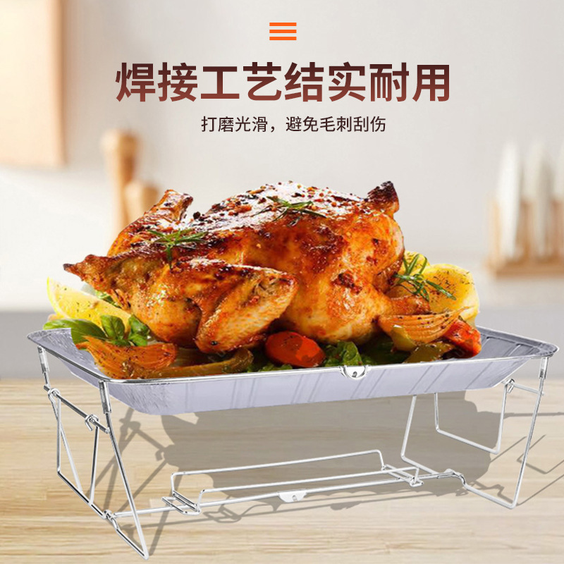 Wire Chafing Rack đang tụ tập ngoài trời trên lan can làm nóng thức ăn.