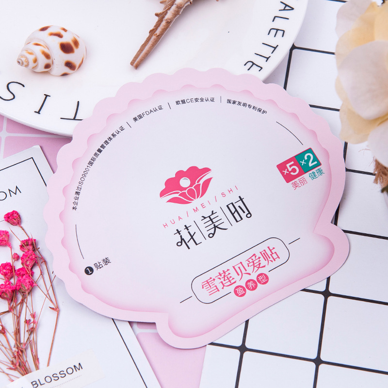 Những túi giấy trắng và giấy ẩm đóng gói để làm thảm với trái cây khô