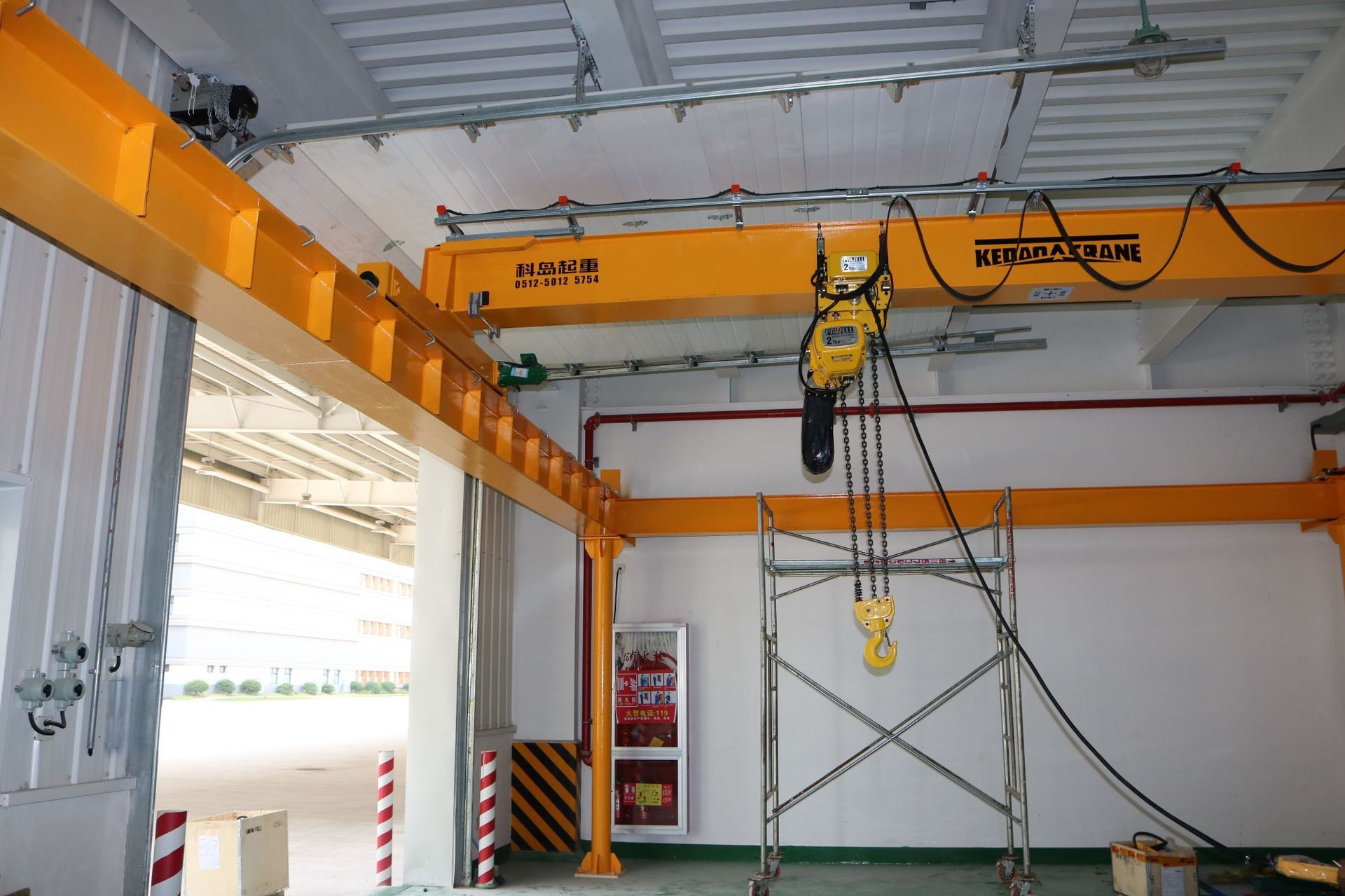 A 2T crane with a single beam, heavy load, structural form.