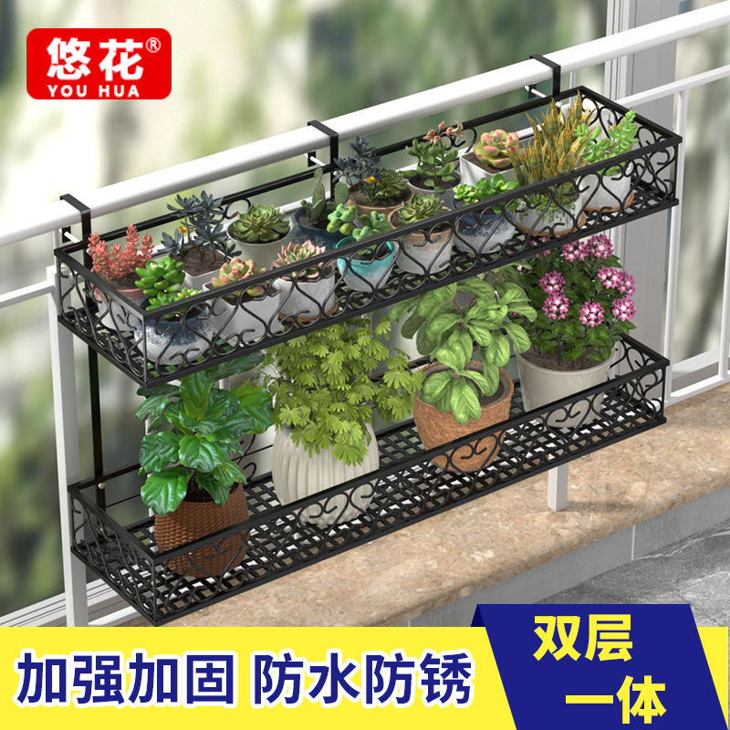 Toàn bộ các cửa sổ được trang trí bằng sắt dọc theo hàng rào của cây baket bên ngoài khung hình.