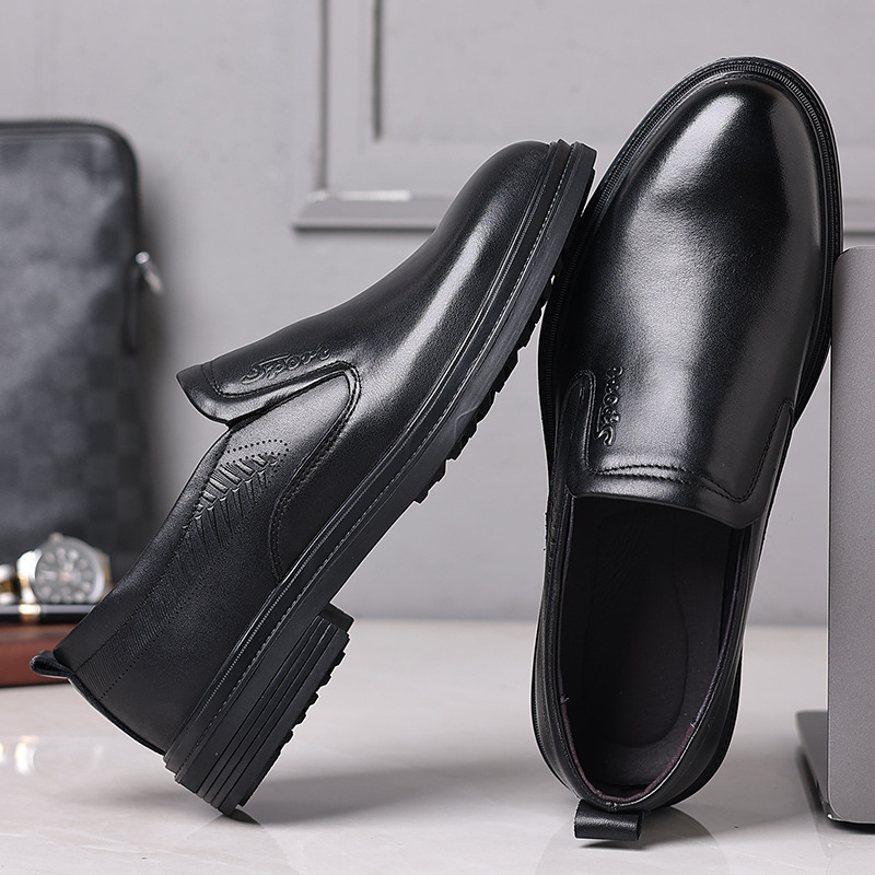 A man's head-skin man's shoes are thick, soft-skinned, comfortable and leisure shoes.