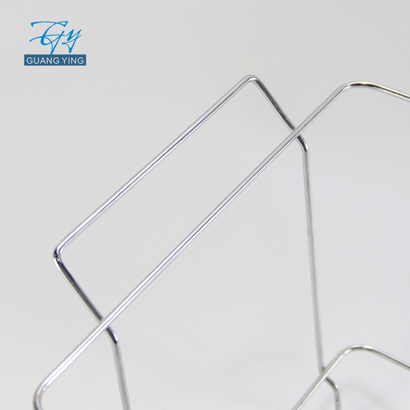 Wire Chafing Rack đang tụ tập ngoài trời.
