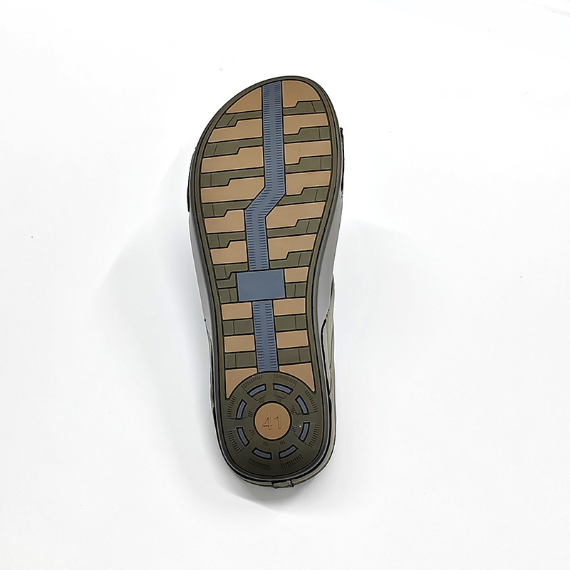 Foreign trade in Middle Eastern male slippers across the border with Vietnamese slippers.