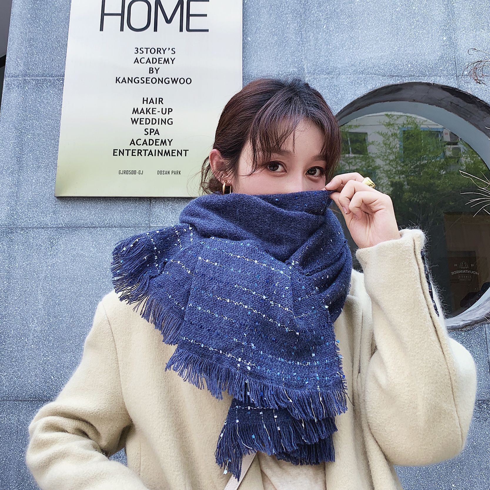 The factory's new velvet scarf pops a single-coloured shawl for Korean students to keep their autumn and winter shawls warm.