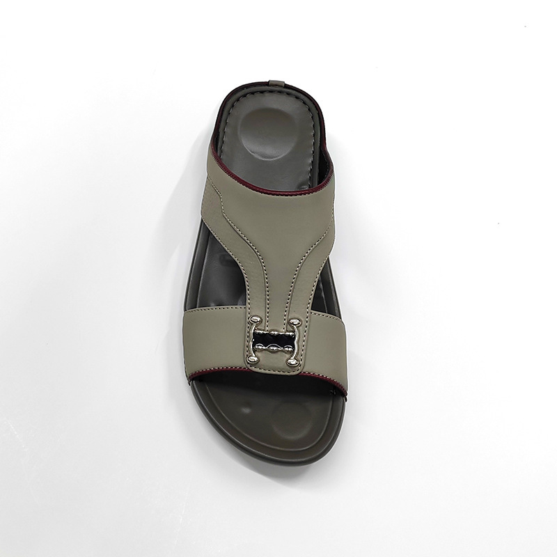 Foreign trade in Middle Eastern male slippers across the border with Vietnamese slippers.