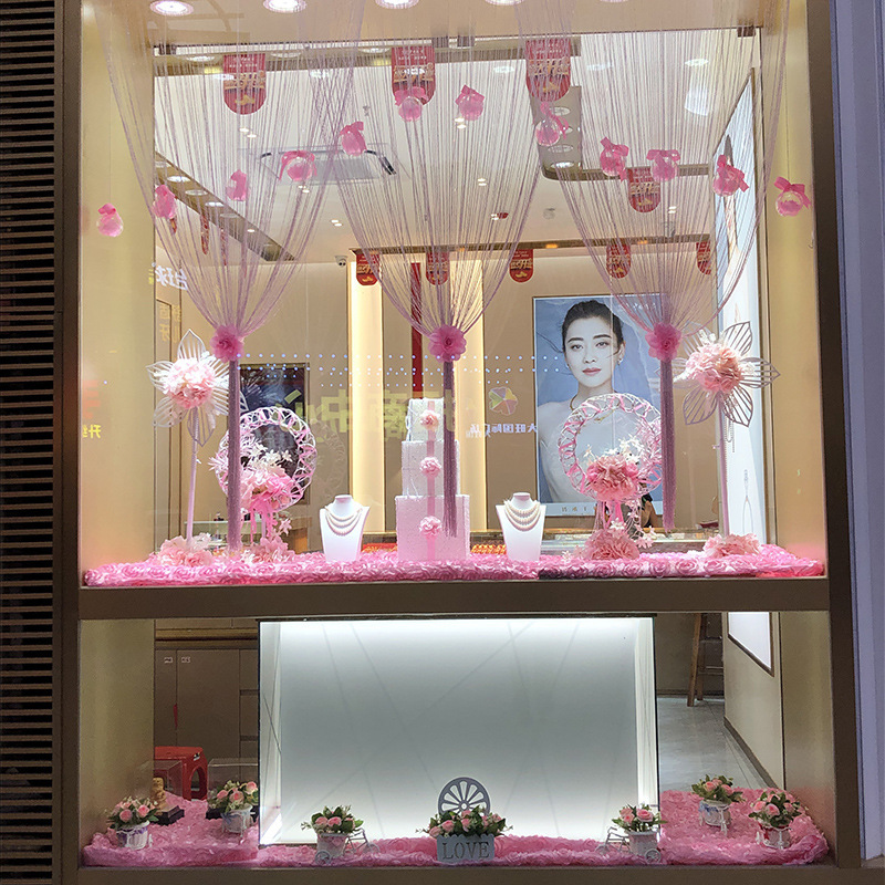 The National Day Jewellery's Window Decoration and the Red Romantic scenery is a very creative display.