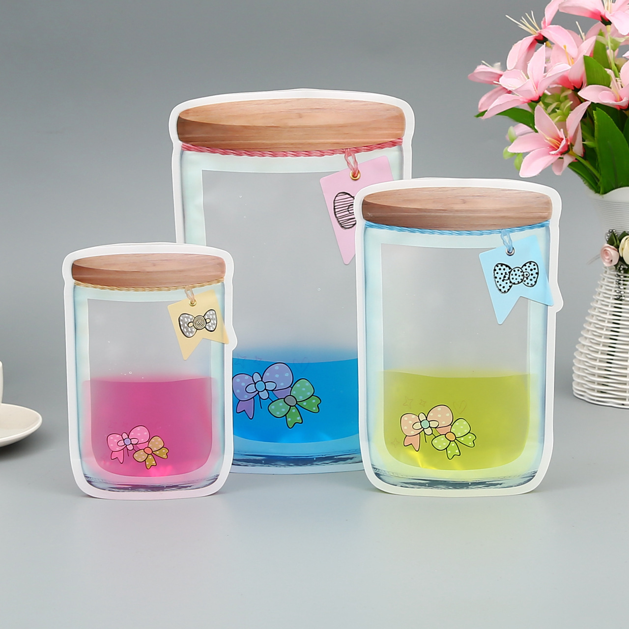 Những gói nhựa dẻo của các gói thức ăn ngoài hành tinh được niêm phong một cách nhanh chóng và trôi chảy