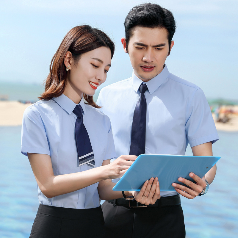 Đàn ông mùa hè với tay áo ngắn không có nếp nhăn, hàng hóa may cho phụ nữ mặc áo sơ mi trắng và áo sơ mi chuyên nghiệp.