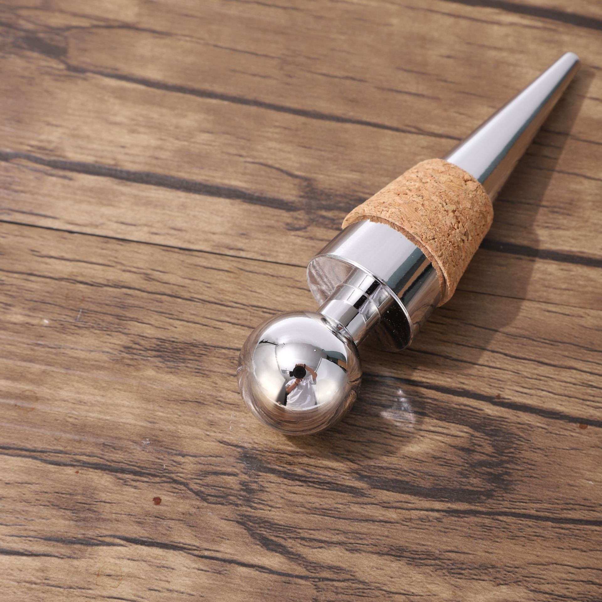 It's a simple, sealed wine bottle, wine wine and wine piston.