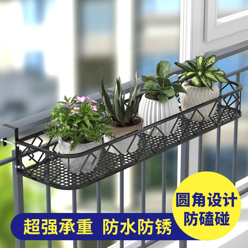 Các cửa sổ treo bên ngoài cửa sổ với một plating các bó hoa sắt nhiều đập lại trên ban công