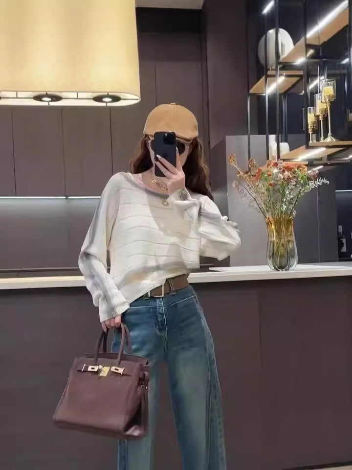 Nhà thiết kế Pháp, hai đôi áo len.