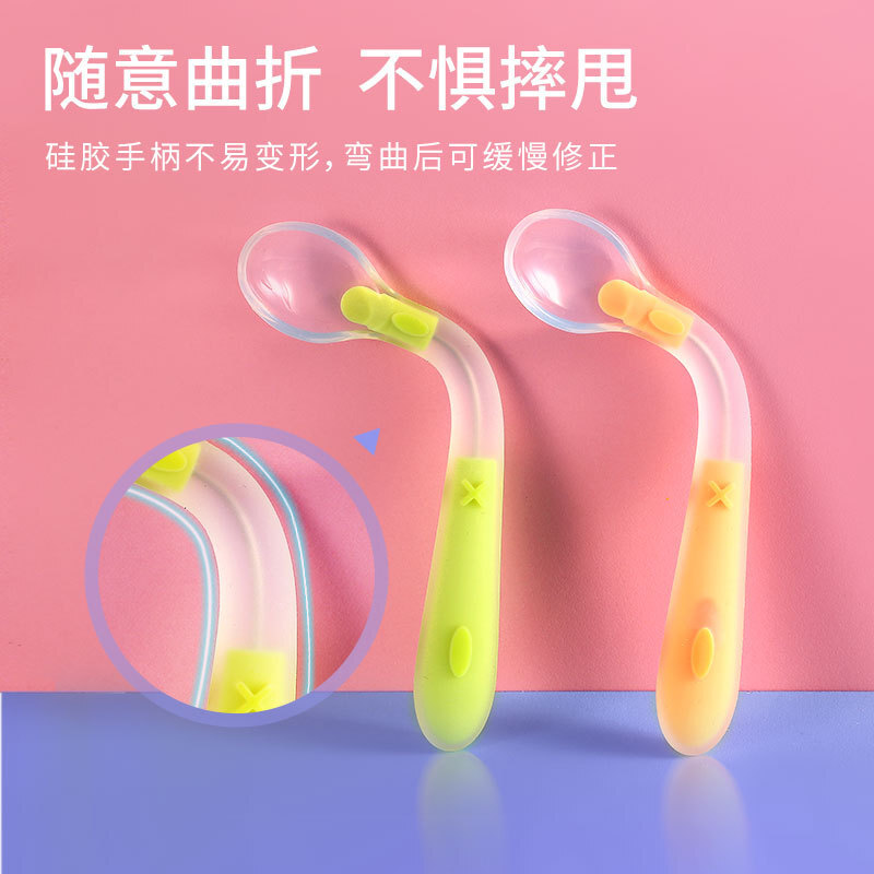 Đứa bé mới sinh đầy những cái thìa mềm silicone.