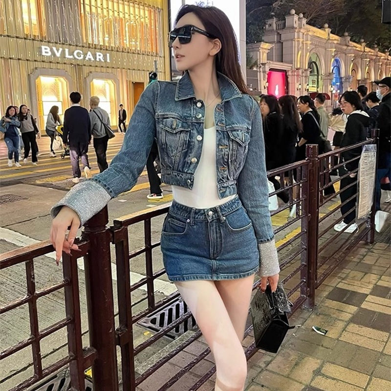 Cô ta thu nhập thấp, thu nhập thấp, chất lượng thấp, tuổi tác kém.